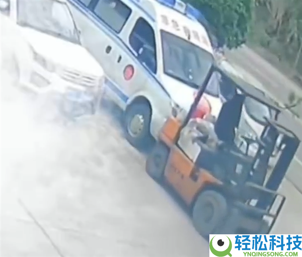 无人叉车诡异启动撞向停放救护车 涉事公司员工：或是线路短路