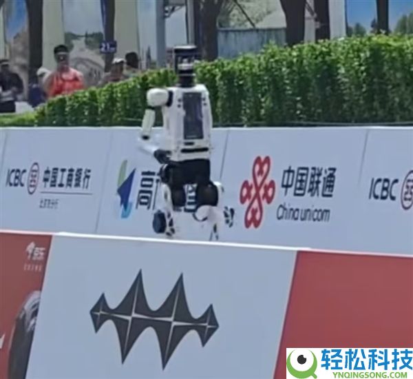 断臂机械人对峙完跑马拉松：观众与讲解齐声呼吁加油