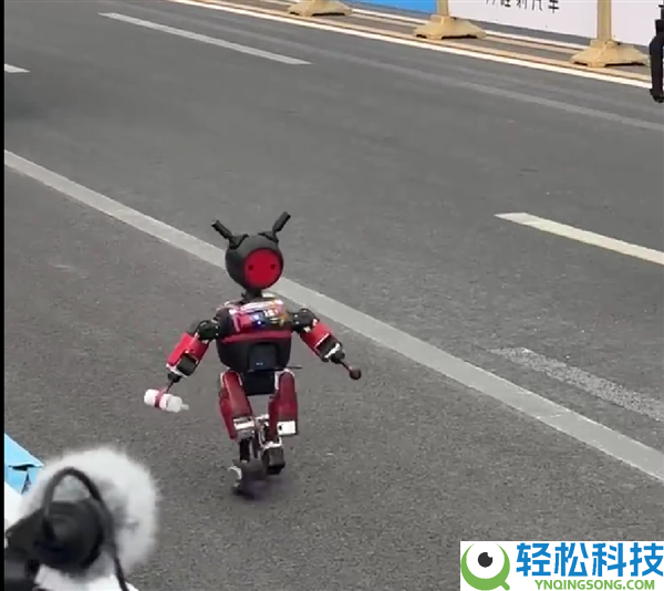 马拉松惊现小短腿机械人：自带奶瓶参赛 网友笑称还没断奶