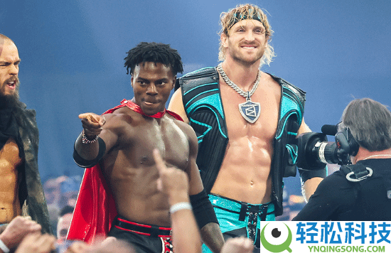 太炸了,WWE甲亢哥惊天一跳 超高飞扑砸穿讲解台
