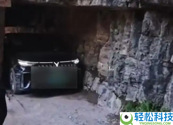 大爷开MPV强闯挂壁公路被刮成裸车,目睹者：后视镜刮掉、轮胎也爆了