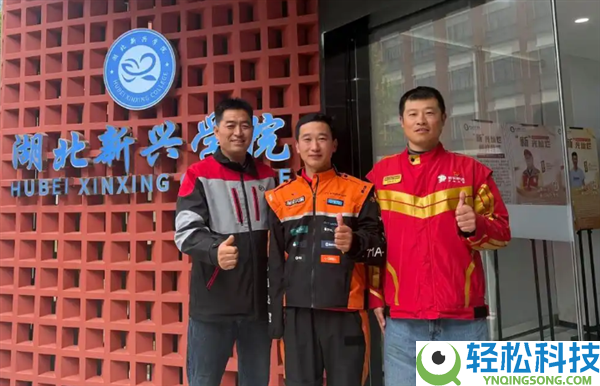 车祸现场驾驶室变形司机被困  独臂外卖骑手率两名快递小哥合力救人