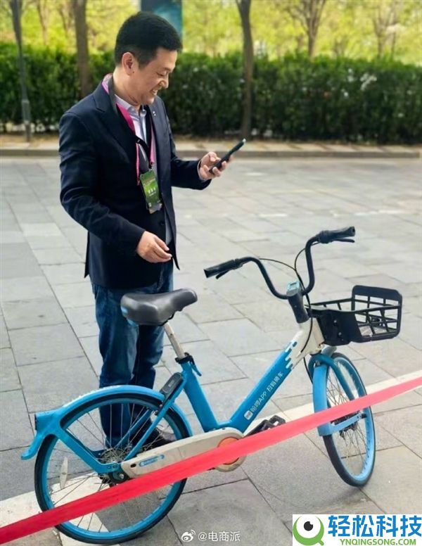 蔚来CEO李斌骑同享单车赶车展 陌头大方和路人合影