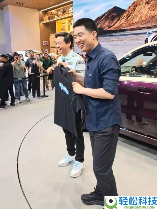 雷军到访小鹏汽车展区体验新车 与何小鹏合影纪念  现场被围水泄不通