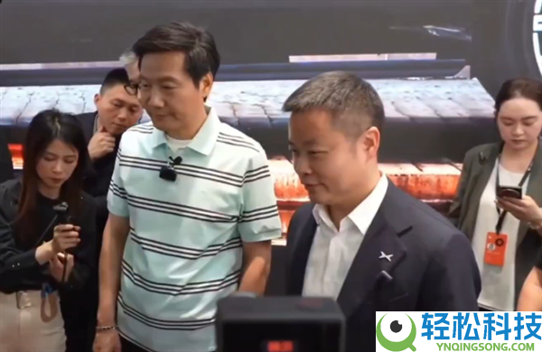 雷军到访小鹏汽车展区体验新车 与何小鹏合影纪念  现场被围水泄不通