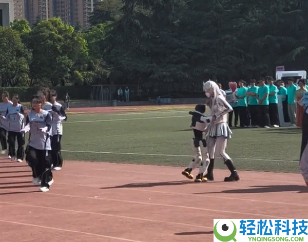 疑被无人机信号搅扰 高校运动会揭幕上演机械人倏忽拥抱女生