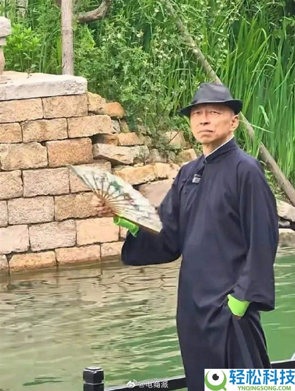 张旭日现身海宁水乡：泛舟船上 长衫弁冕尽显古大雅致