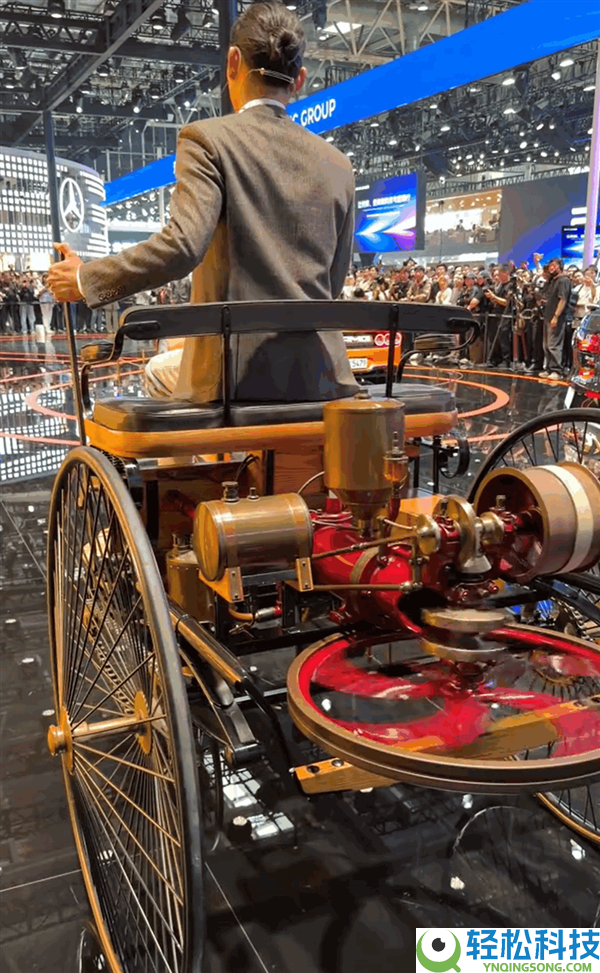 世界上第一台汽车“疾驰1号”现身北京车展,现场演示启动、行驶