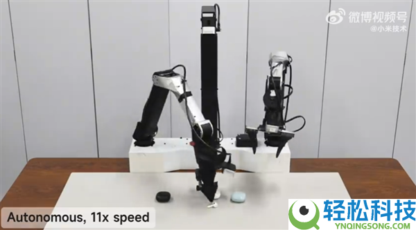 小米开源Xiaomi-Robotics-0后练习全流程,机械人秀神操纵：丝滑一连收纳耳机