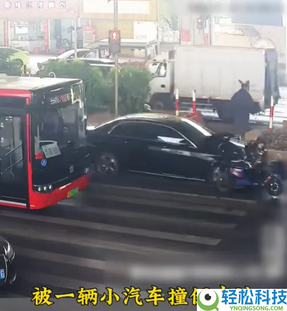 男人骑电鸡被小车撞飞 多处骨折还要负全责,