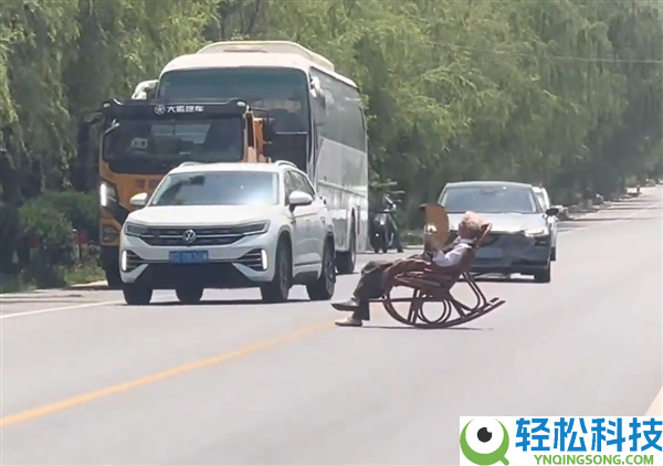 陕西一男人马路地方坐躺椅被行拘5日：官方称系醉酒致使