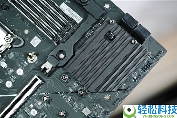 899元解锁显卡快拆,七彩虹战斧B860M超等黑刃主板图赏