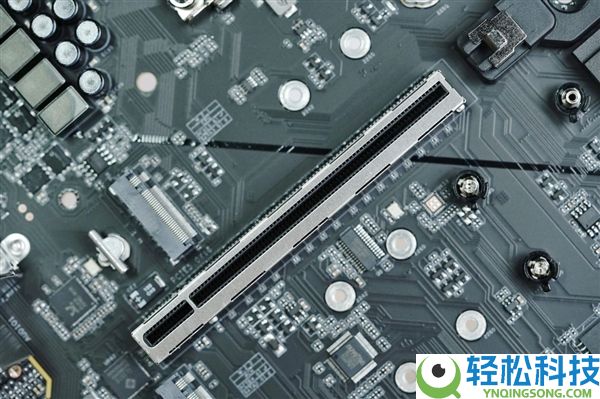 899元解锁显卡快拆,七彩虹战斧B860M超等黑刃主板图赏