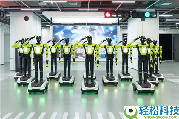 全国首个交管机械人中队正式上岗：15台机械人成陌头顶流