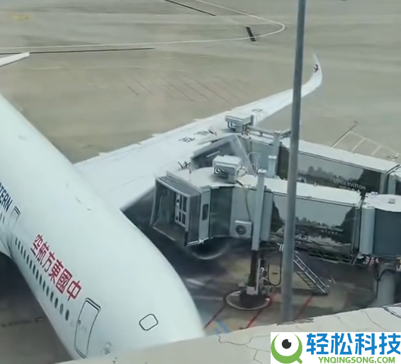 飞机与廊桥发作部分碰擦 东航道歉：机械毛病 原因正查