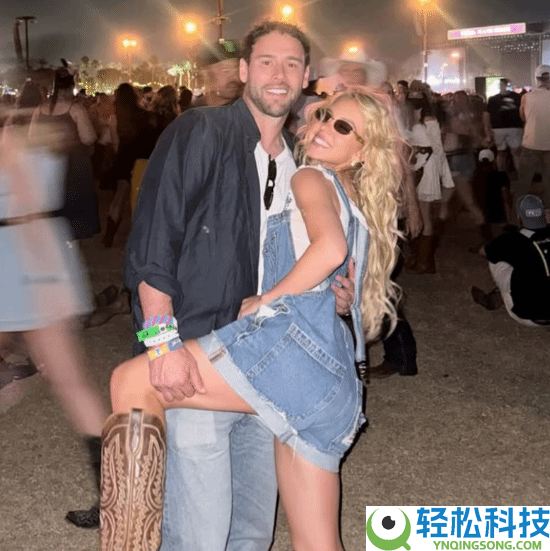 悉尼妹高调秀恩爱,骑男友脖子上 两人相差17岁