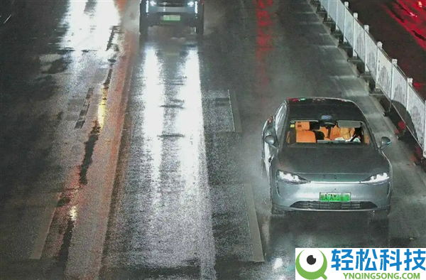 离谱,广西一司机酒后开智驾在马路地方睡着 罚款1300元、记12分
