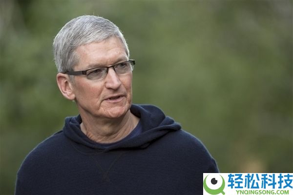 巴菲特离任后初次股东大会 盛赞苹果CEO库克：可谓美国贸易史上的事业