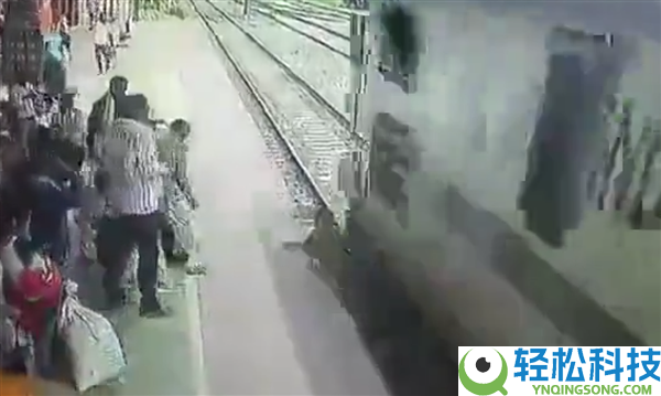 印度两男子为图轻易横穿铁轨 遭火车高速撞击身亡
