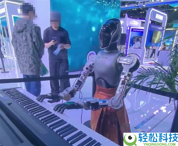 北京科博会钢琴家机械人上线：现场完全弹奏《北京欢送你》