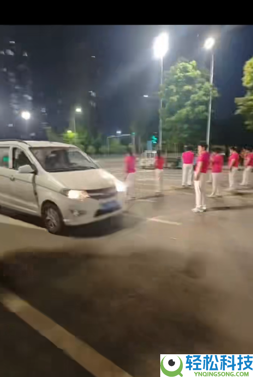 二三十人占领马路跳广场舞,时代还有车辆穿过 交警回应