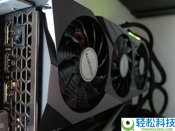 拆下RX 6900 XT显存 ：硬核玩家将RTX 3070魔改16GB,还加了物理开关