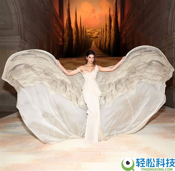 美国超模肯达尔詹娜福利图：身段好 服装怪异