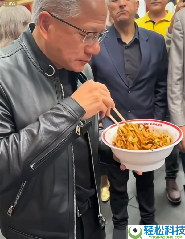 AI教父黄仁勋穿皮衣现身南锣鼓巷：狂炫老北京炸酱面 喝豆汁显露苦楚面具