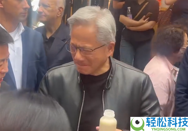 AI教父黄仁勋穿皮衣现身南锣鼓巷：狂炫老北京炸酱面 喝豆汁显露苦楚面具