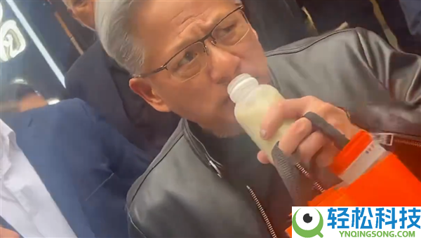 AI教父黄仁勋穿皮衣现身南锣鼓巷：狂炫老北京炸酱面 喝豆汁显露苦楚面具