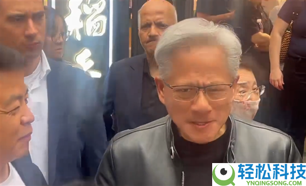 AI教父黄仁勋穿皮衣现身南锣鼓巷：狂炫老北京炸酱面 喝豆汁显露苦楚面具