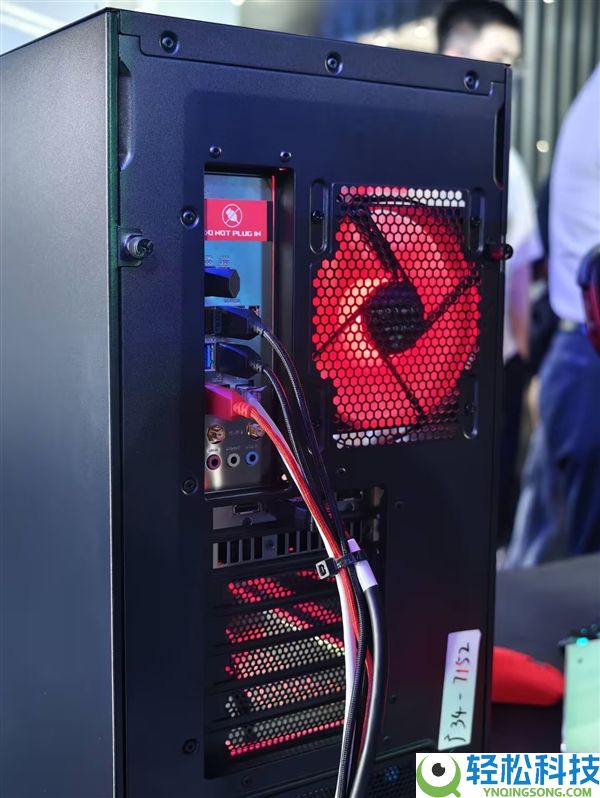 华硕发布ROG魔霸9X电脑：58L透明机箱 一秒变电竞房