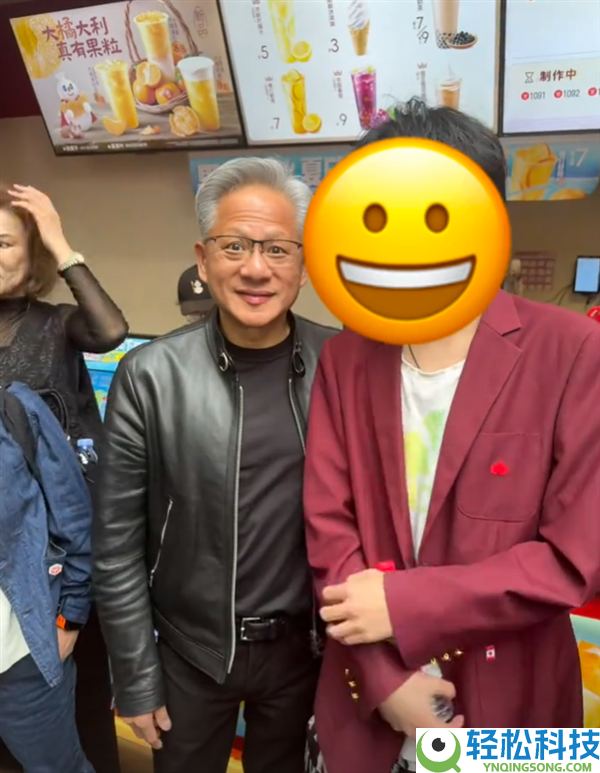 黄仁勋打卡蜜雪冰城 喝8元蜜桃四时春 店长：他很接地气
