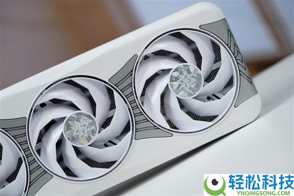 背板能当镜子,影驰RTX 5070星曜LUNA OC图赏