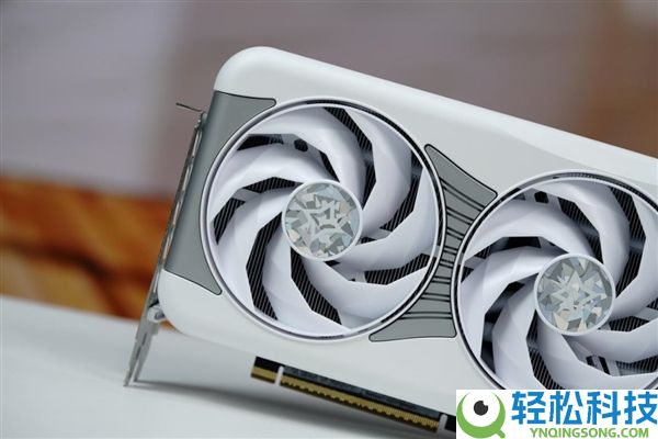 背板能当镜子,影驰RTX 5070星曜LUNA OC图赏