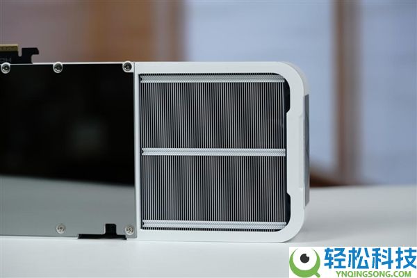 背板能当镜子,影驰RTX 5070星曜LUNA OC图赏