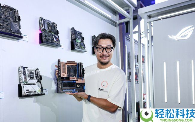 致敬经典 ROG CROSSHAIR 2006复刻版主板闪耀ROG DAY