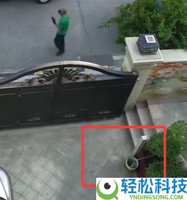 快递小哥隔门送件精准扔进渣滓桶 网友：不打篮球惋惜了