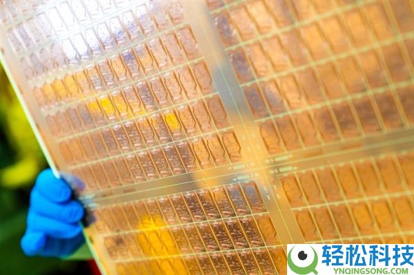 辞别铜线约束,英特尔玻璃基板实物首曝：下一代AI芯片真容揭秘