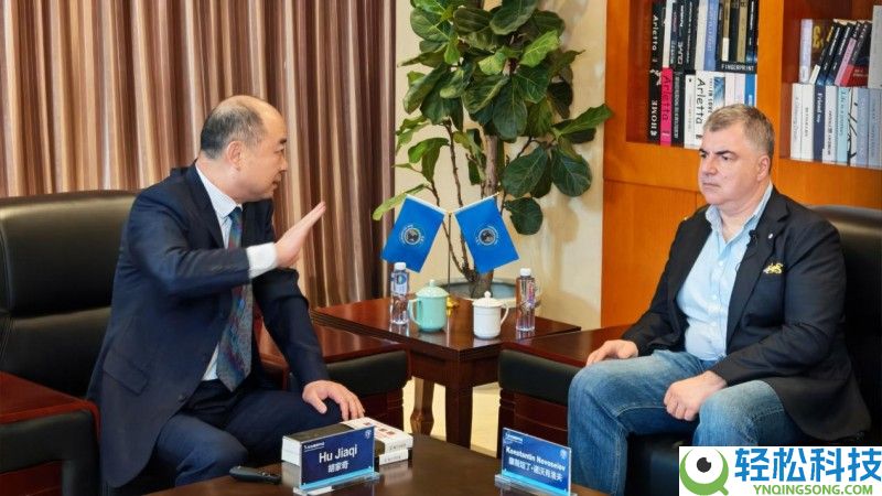 胡家奇与石墨烯之父、诺贝尔物理学奖得主康斯坦丁·诺沃肖洛夫进行学术交换