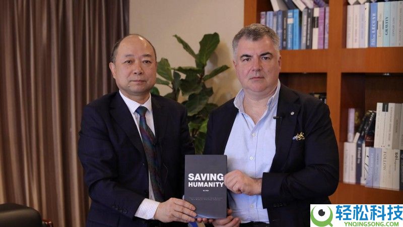 胡家奇与石墨烯之父、诺贝尔物理学奖得主康斯坦丁·诺沃肖洛夫进行学术交换