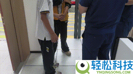 两男生被502胶水粘手2小时 大夫也束手无策 119出马