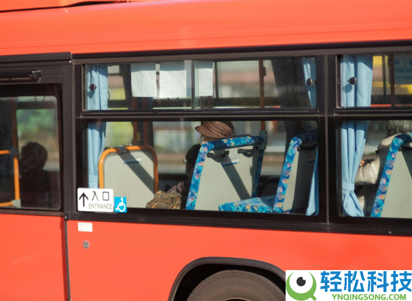 大爷大妈跟上班族挤车 市民建议老年卡作废早顶峰收费,交通部分回应