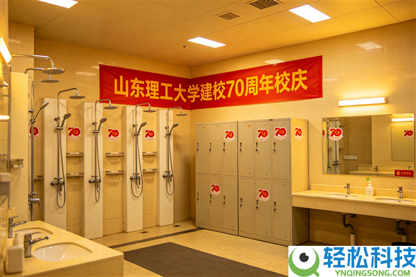 大学建校70周年放大招 收费邀校友洗澡引热议 网友：乐见跟旧日校友坦诚相见