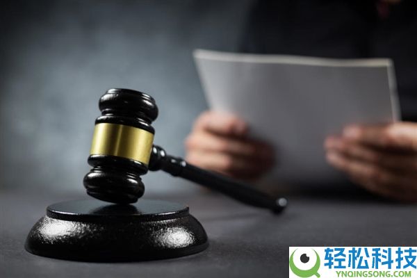 70岁白叟无证驾驶摩托撞杆身亡：家眷索赔34万 法院判两部分担责