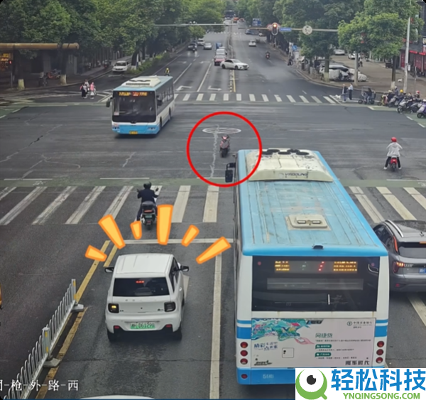 无人骑的摩托车闯红灯撞上汽车 网友直呼孙策开大