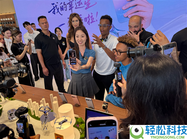 中东第一网红阿波哥打卡光荣阿尔法全球旗舰店 现场获赠光荣600 Pro新机