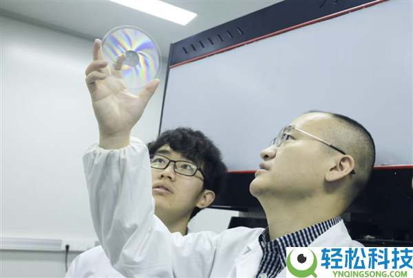 我国玻璃硬盘完成量产,一片能装2.5万部高清片子：数据保管10万年
