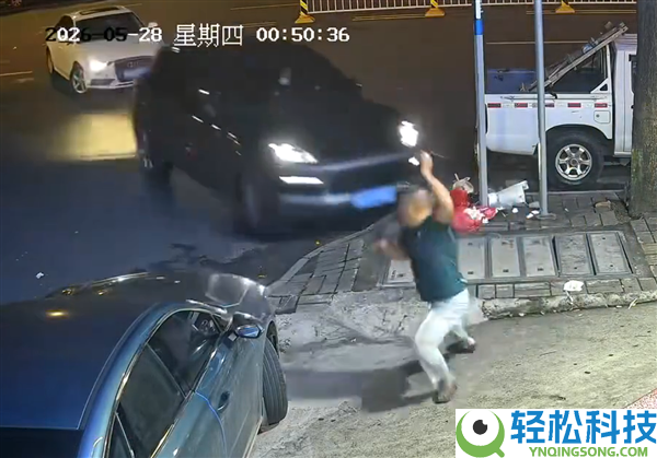 直行保时捷撞上转弯奥迪猛打方向 路边男人差点被殃及：腿都吓软了